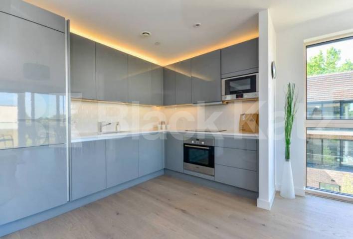 			NEW INSTRUCTION, 2 Bedroom, 1 bath, 1 reception Apartment			 Tyler Court. New Paragon Walk, Elephant and Castle